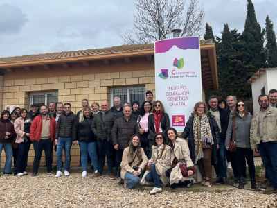 Socios durante la visita técnica a Granja Gratal en Puibolea, Huesca